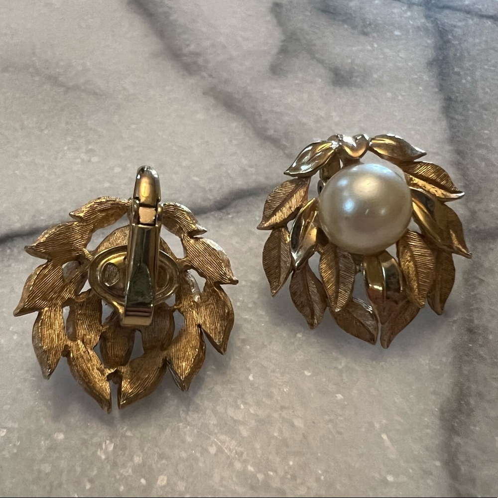 Pearl and Gold Leaves Clip On Earrings 🍃 - Picture 3 of 4